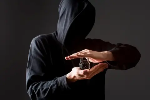 В Минске мужчина в состоянии опьянения украл телефон, очки и ключи у школьника