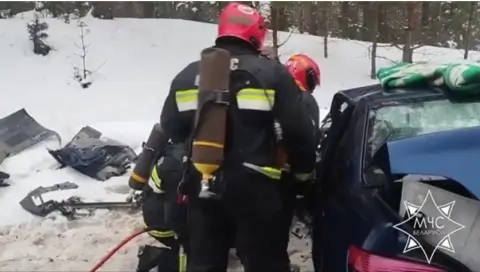 Жесткое столкновение с автобусом под Мяделем – водителя вырезали из салона
