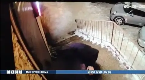 Выбил двери Wildberries в Минске, чтобы согреться — иностранцу выставили счёт на 2700 рублей