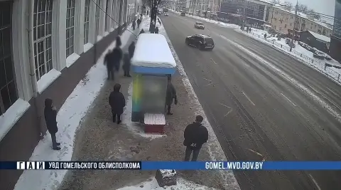 Автомобиль вынесло на остановку в центре Гомеля: водитель лишён прав на полгода