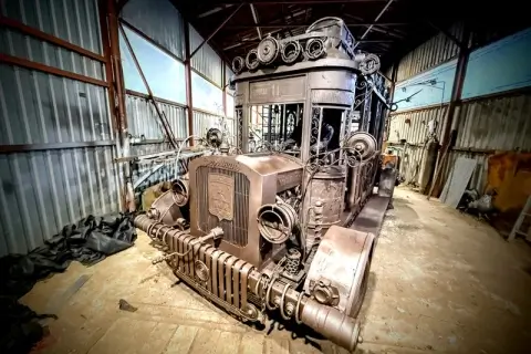 В Минске установят многотонный автобус в стиле стимпанк – скульптура отсылает к советской киноклассике