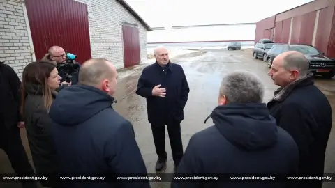 Лукашенко призвал промышленных гигантов спасать белорусское село – что такое «шефская помощь»