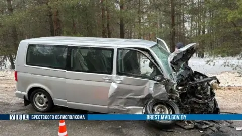 Лобовой удар под Барановичами – выезд на «встречку» отправил водителя в больницу