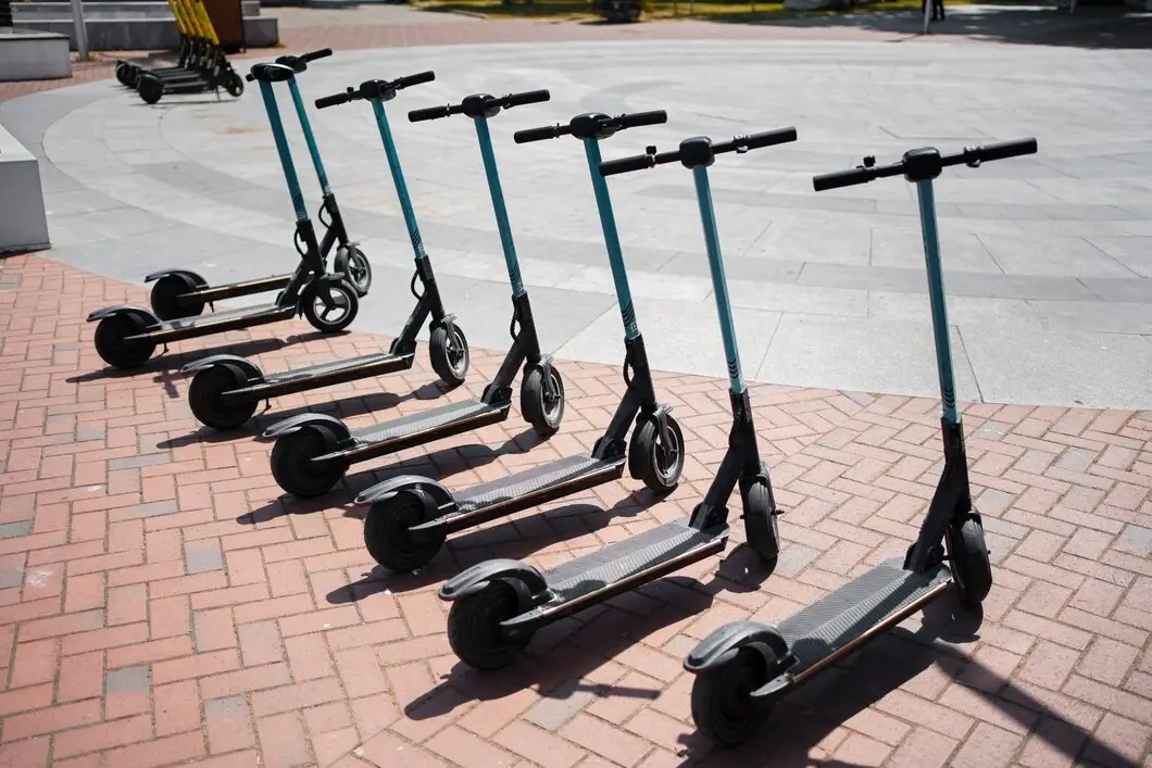 В Минске снова появятся шеринговые электросамокаты — сезон стартует 15 марта с новыми ограничениями скорости