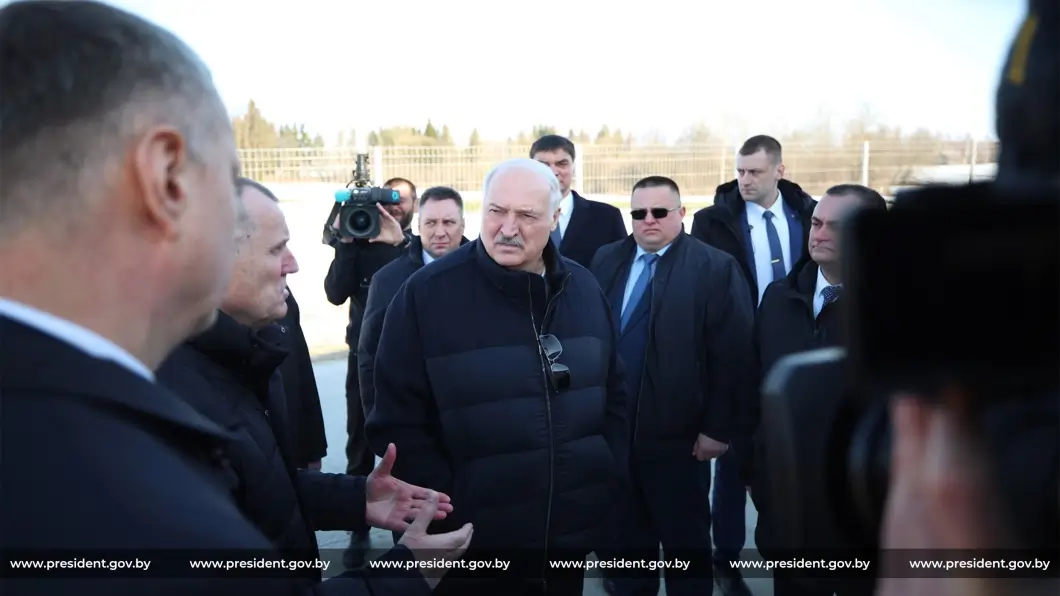 Украинский беспилотник упал в Беларуси и ранил женщину: Лукашенко рассказал, почему не стал «выть и кричать»