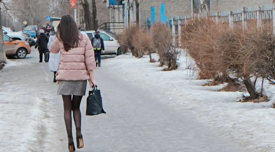 Коммунальники в Беларуси экстренно «раскрывают» тротуары — как города спасают от весенних подтоплений