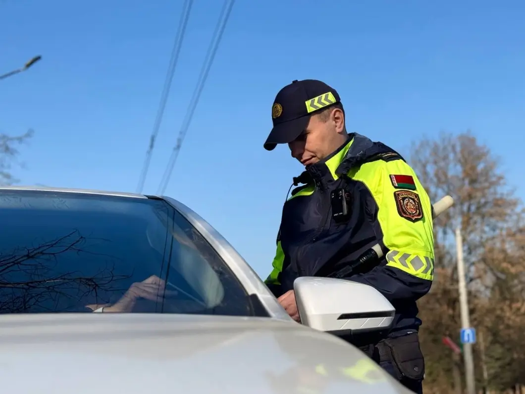 Автомобилистов в Беларуси начали массово проверять на дорогах — сколько придется заплатить за телефон в руке