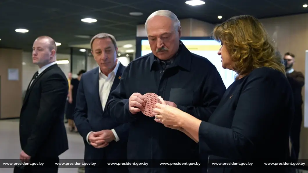 Лукашенко впервые пообедал в минском фастфуде — почему президент готов дать денег на расширение сети Mak.by