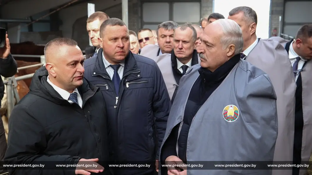 Лукашенко запретил бумажную волокиту на аграрных стройках Могилевской области — работы на 83 объектах возьмут под жесткий контроль
