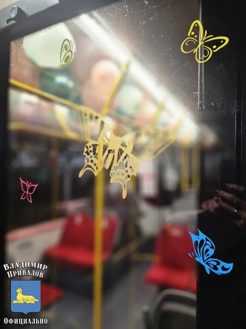 В Гомеле к 8 Марта на маршрут 7А вышел праздничный автобус — шарики, цветы и весеннее настроение