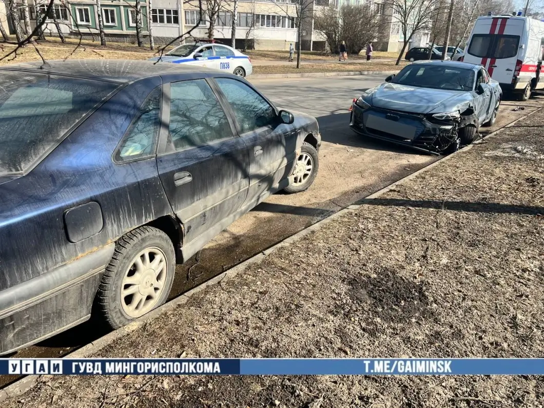 В Минске Audi протаранила два припаркованных авто — за рулем находился бесправник