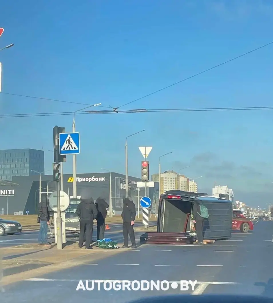 На кольце в Гродно перевернулся катафалк – гроб с телом оказался на дороге