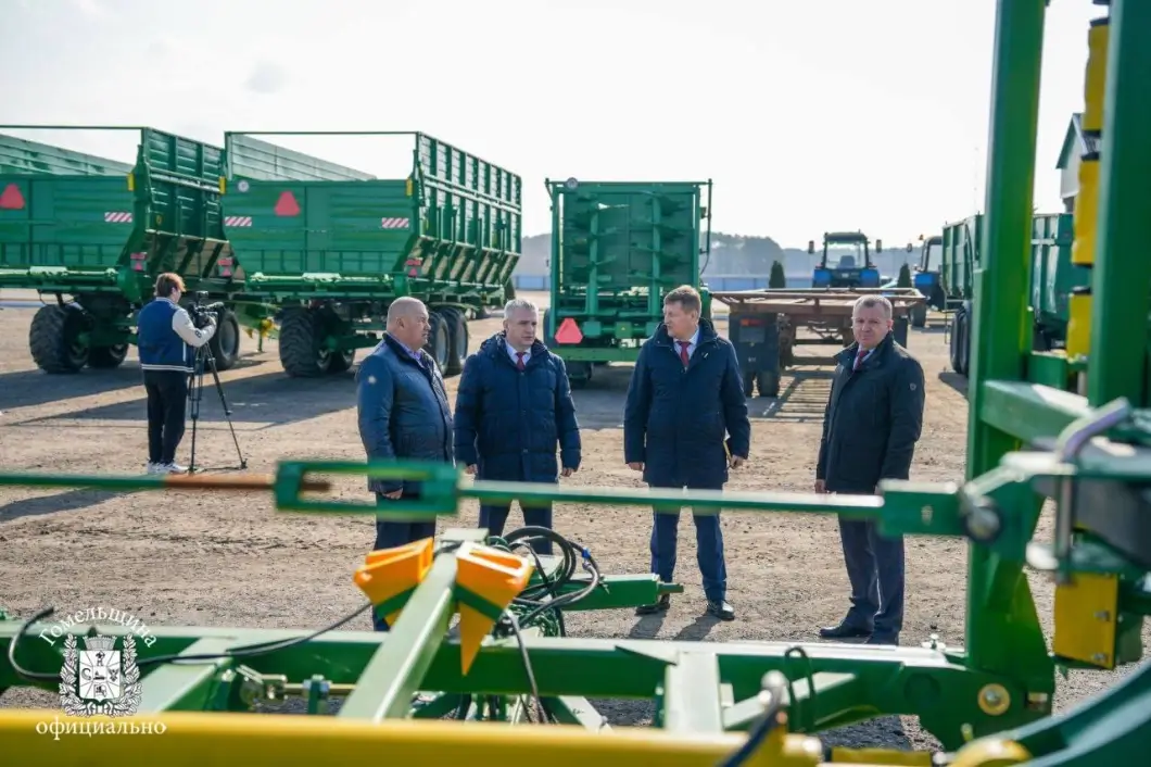 Новая техника и арендное жилье в Житковичах — как на Гомельщине расширяют аграрный сервис