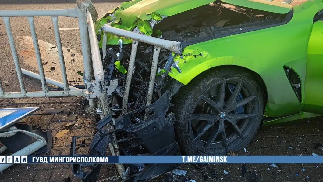 BMW протаранил остановку и светофор в центре Минска – что с водителем и пешеходами