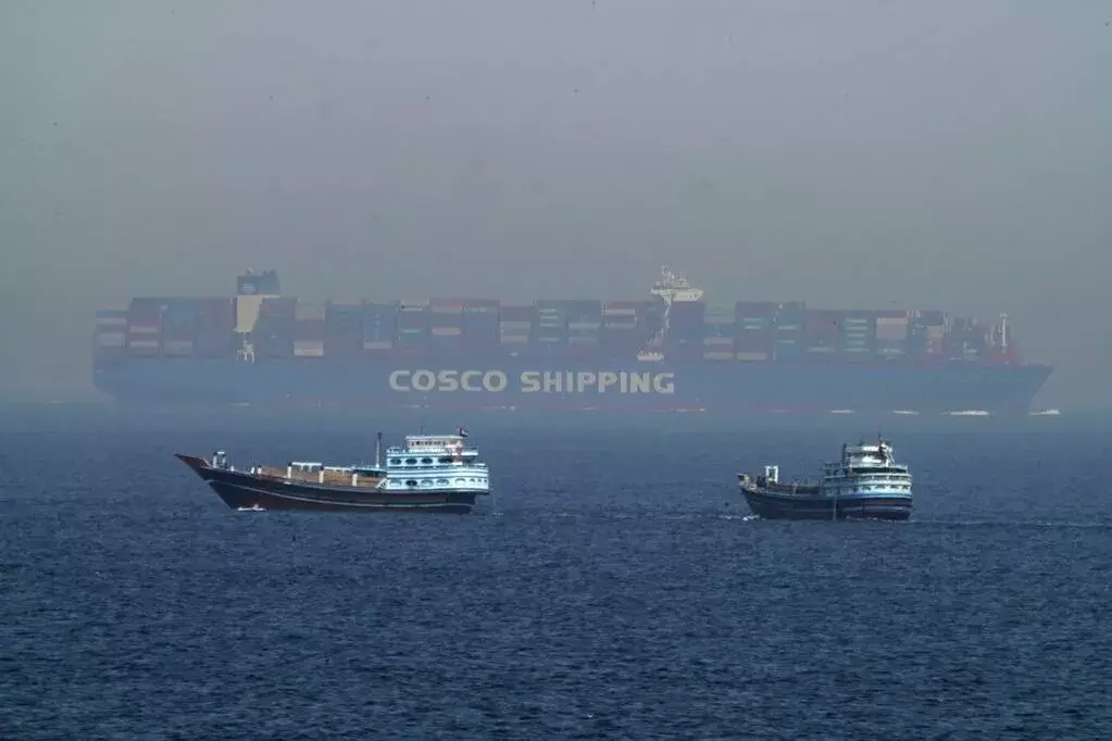 В Ормузском проливе атаковали и подожгли грузовое судно — экипаж эвакуируется, пролив фактически парализован