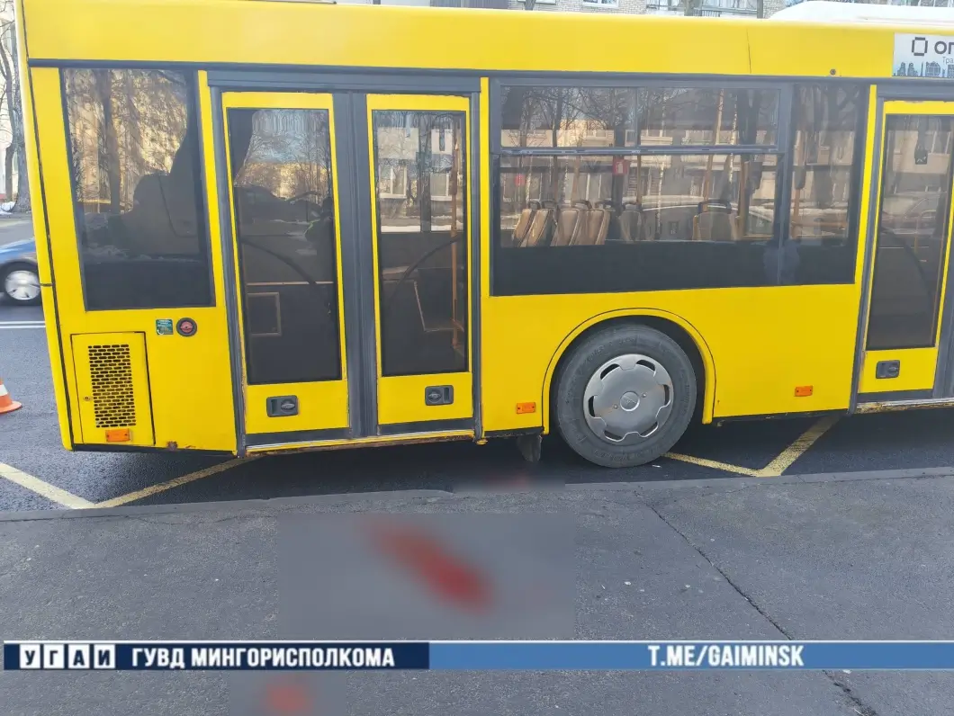 Автобус в Минске сбил пенсионерку на остановке — водитель не заметил женщину в дверях