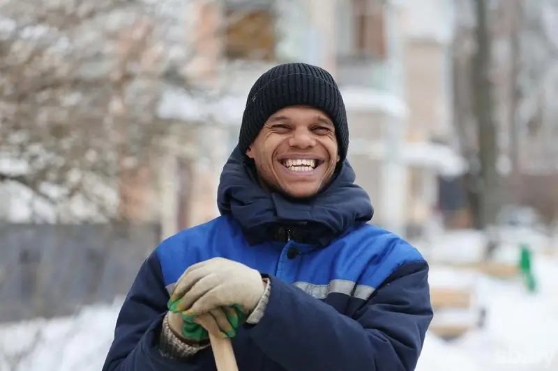 Лучший дворник Могилева танцует вальс – история самого позитивного рабочего