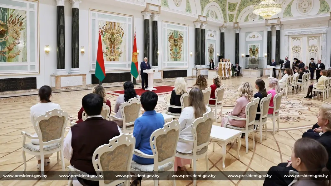 Президент Беларуси подписал указ о помиловании 18 заключенных — на свободу выходят матери и 15 осужденных за экстремизм