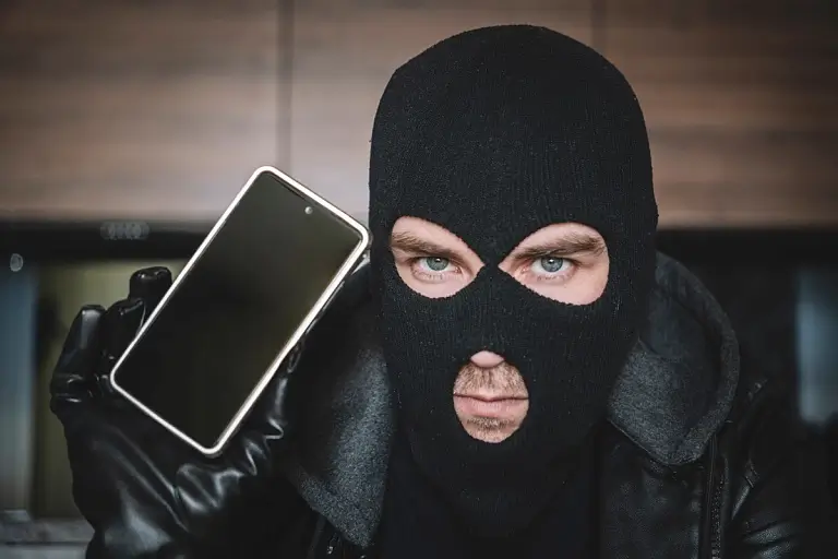 Мошенники в Беларуси сменили тактику — теперь они работают по двухэтапной схеме с распределёнными ролями