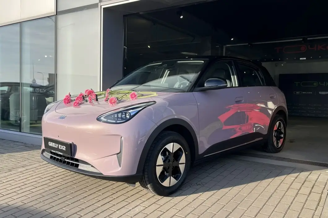 Завод БЕЛДЖИ собрал розовую партию электрокаров — почему в Минске продадут всего 89 машин