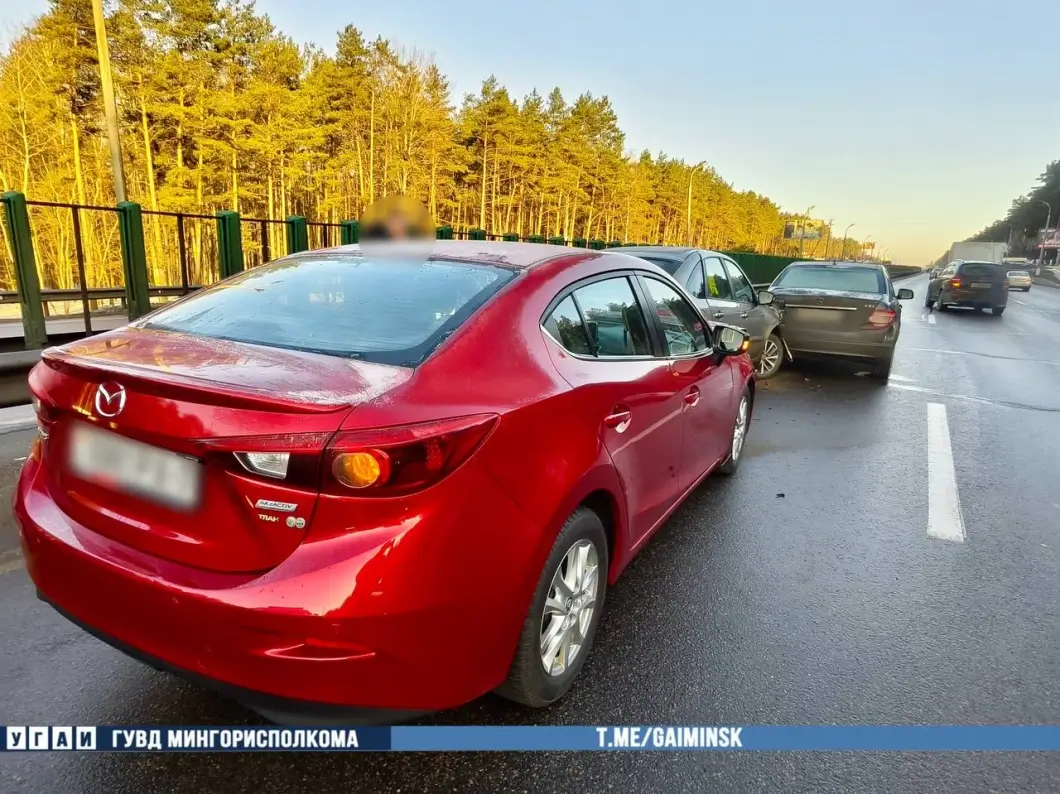 На МКАД в Минске столкнулись три машины — виновата дистанция, пострадавших нет