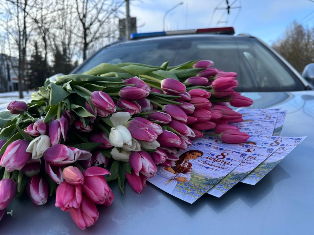 В Минске инспекторы ГАИ массово останавливали женщин-водителей — зачем милиционеры вышли на дороги с цветами