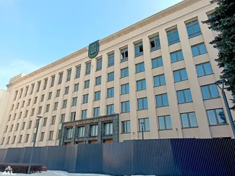 Главный корпус БГУ в Минске закрыли на капитальный ремонт — рабочие разрежут на металл 80 тонн библиотечных стеллажей