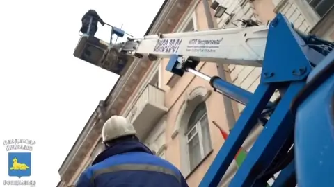 Коммунальщики Гомеля массово сбивают лед с крыш – почему угроза травм все еще высока