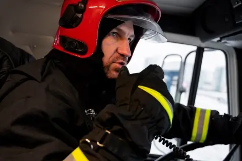 Смертельный пожар в общежитии Могилева — спасатели вывели 18 жильцов и нашли тело женщины