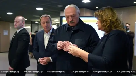 Лукашенко впервые пообедал в минском фастфуде — почему президент готов дать денег на расширение сети Mak.by
