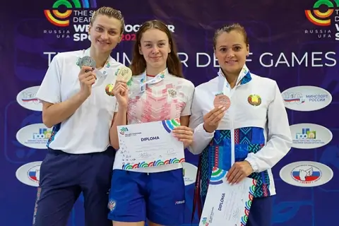 Спортсменам с нарушениями слуха из Беларуси и РФ обновили допуск — почему юниорам вернули национальные флаги