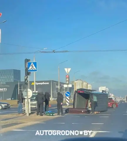 На кольце в Гродно перевернулся катафалк – гроб с телом оказался на дороге