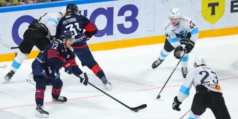 В Минске местное «Динамо» всухую проиграло лидеру КХЛ — почему судьи отменили гол хозяев