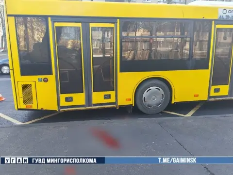 Автобус в Минске сбил пенсионерку на остановке — водитель не заметил женщину в дверях