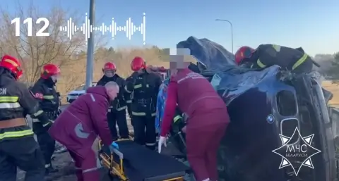 Жесткая авария на Коссовском тракте в Слониме — зажатого в салоне водителя доставали специнструментом
