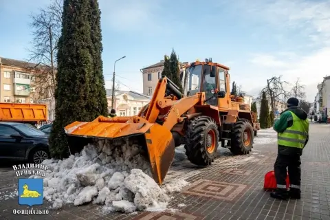 В Гомеле начали массовый вывоз снега — спецтехника работает ежедневно на улицах и во дворах