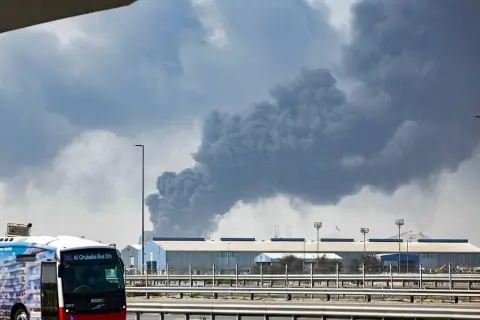 В Дубае снова взрывы и обломки дронов — четыре пострадавших у аэропорта, один погибший за неделю