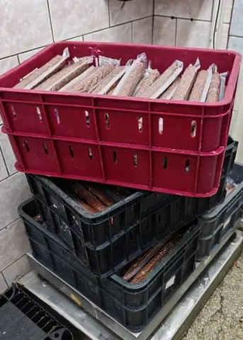 В магазинах Гомельщины нашли сотни кило просрочки и колбасу без маркировки — КГК завел дела на виновных