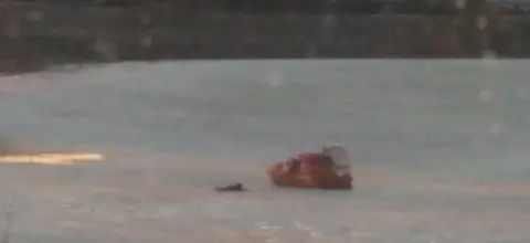 Тонкий лед едва не погубил двоих рыбаков в Могилеве — мужчин эвакуировали на аэролодке