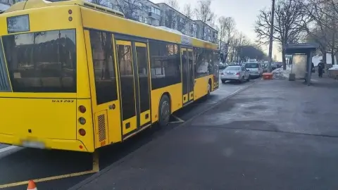 Автобус сбил пенсионерку на остановке в Минске — водитель не проверил посадку