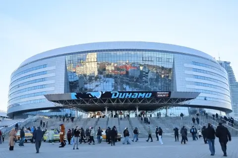 Минское «Динамо» принимает лидера КХЛ — у арены развернули выставку спецтехники и конный патруль