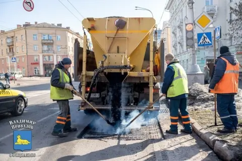 На проспекте Ленина в Гомеле латают дороги — зима оставила ямы и выбоины