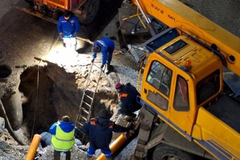 В Витебске прямо на пешеходном переходе рухнул асфальт — диаметр ямы составил несколько метров