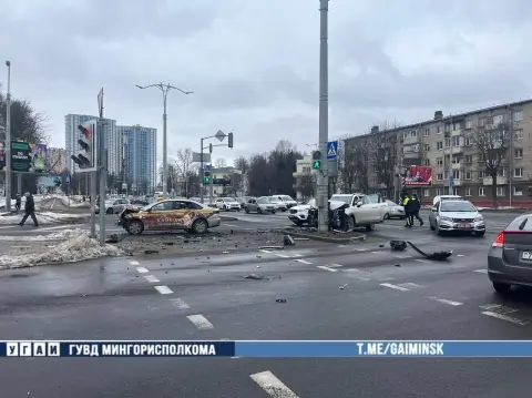 В Минске каршеринг проехал на красный и врезался в легковушку — трое пострадавших госпитализированы